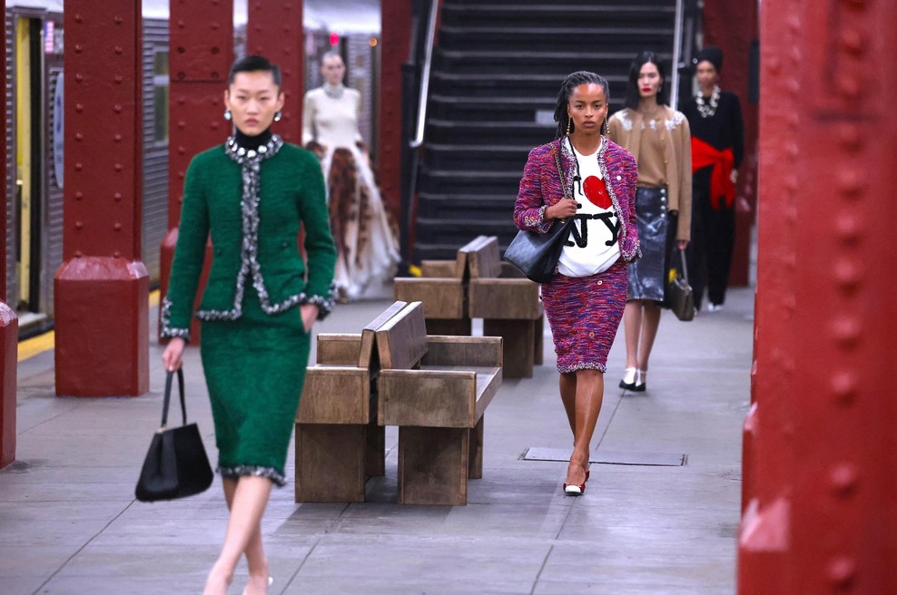 Chanel je nazaj v modo vrnil kos, ki so ga mnogi leta zasmehovali (foto: Profimedia)