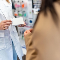 Hit iz lekarne, ki se ga dermatologi sramujejo priporočati: nanj prisega vse več žensk