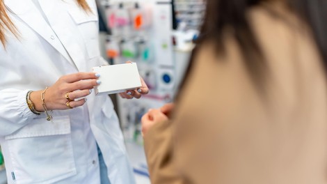 Hit iz lekarne, ki se ga dermatologi sramujejo priporočati: nanj prisega vse več žensk