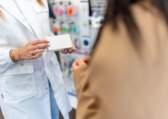 Hit iz lekarne, ki se ga dermatologi sramujejo priporočati: nanj prisega vse več žensk