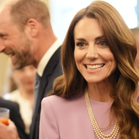 Očarljiva Kate Middleton v čudoviti obleki: en detajl je zasenčil vse