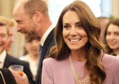 Očarljiva Kate Middleton v čudoviti obleki: en detajl je zasenčil vse