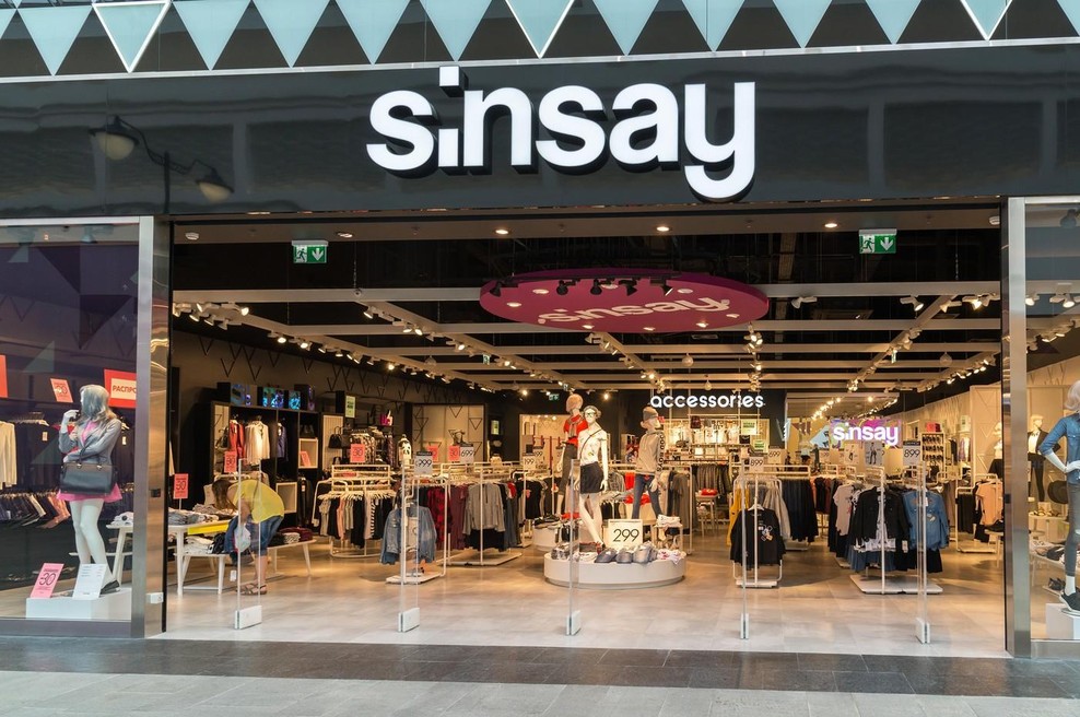 Torbica iz Sinsaya za malo denarja, videti pa je kot razkošen model te znane znamke (zato so vse čisto nore nanjo) (foto: Profimedia)