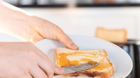 zajtrk maslo toast