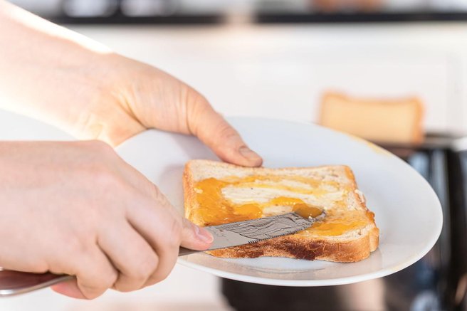 zajtrk maslo toast