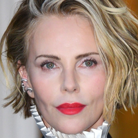 Ta detajl na njej je takoj pritegnil pozornost: Charlize Theron presenetila z izbiro modnega kosa iz moške kolekcije