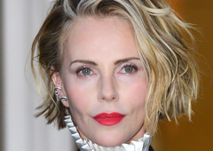 Ta detajl na njej je takoj pritegnil pozornost: Charlize Theron presenetila z izbiro modnega kosa iz moške kolekcije