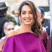 Obleka, ki je zasenčila vse: nihče ni pričakoval tako drzne modne izbire Amal Clooney