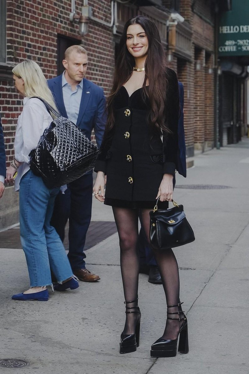 Anne Hathaway črna torbica JW Pei