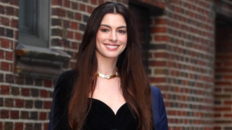 Anne Hathaway črna torbica JW Pei