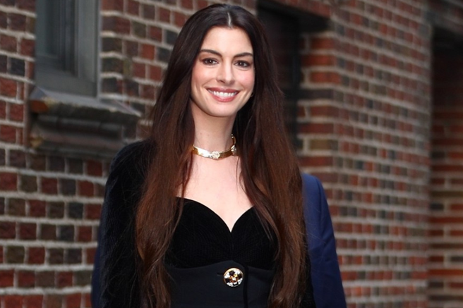 Anne Hathaway črna torbica JW Pei