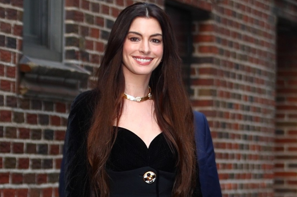 Anne Hathaway presenetila z izbiro torbice, ki si jo lahko privošči vsak (deluje vsaj trikrat dražja) (foto: Profimedia)