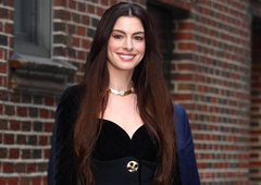 Anne Hathaway presenetila z izbiro torbice, ki si jo lahko privošči vsak (deluje vsaj trikrat dražja)