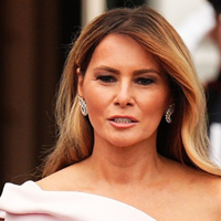 Eleganca brez napake: Melania Trump navdušila v čudoviti kreaciji (vsi govorijo o njenem videzu)