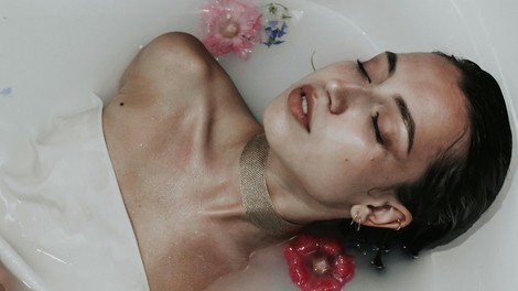 Ta kozmetični izdelek iz Hoferja navdušuje: je smešno poceni (pa tudi zelo učinkovit)