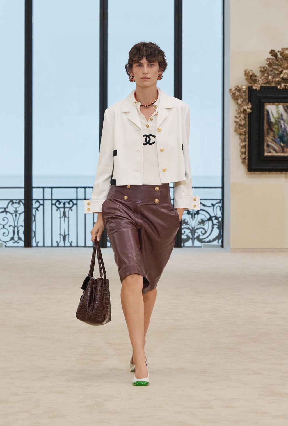 Kolekcija CHANEL Cruise 2026/27 nas popelje v Biarritz, kraj, kjer je Gabrielle Chanel odprla svojo modno hišo in začela spreminjati …
