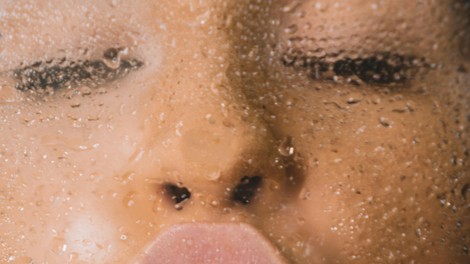 Ta kozmetični izdelek iz Hoferja navdušuje: je smešno poceni (pa tudi zelo učinkovit)