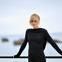 Spredaj klasika, zadaj pravo presenečenje: Nicole Kidman jemlje dih v Chanelovi obleki