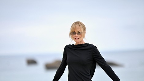 Spredaj klasika, zadaj pravo presenečenje: Nicole Kidman jemlje dih v Chanelovi obleki