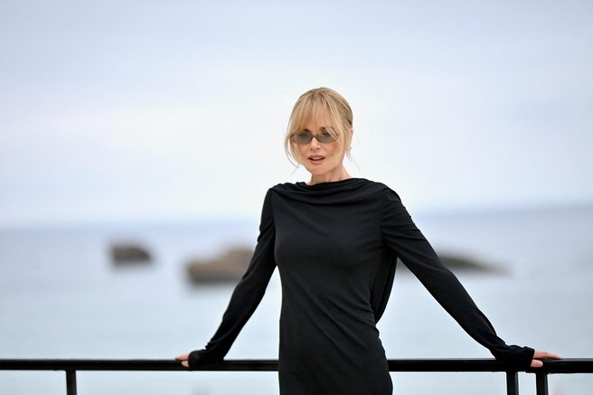 Spredaj klasika, zadaj pravo presenečenje: Nicole Kidman jemlje dih v Chanelovi obleki