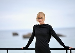 Spredaj klasika, zadaj pravo presenečenje: Nicole Kidman jemlje dih v Chanelovi obleki