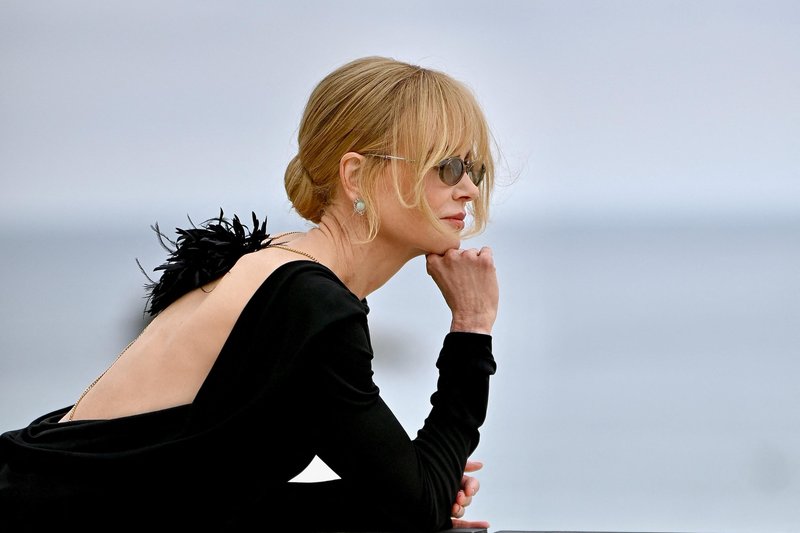 Spredaj klasika, zadaj pravo presenečenje: Nicole Kidman jemlje dih v Chanelovi obleki