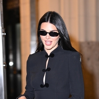 Arhivska obleka iz leta 1993, ki jo je oblekla Kendall Jenner, navdušuje z detajlom, ki je spet v modi