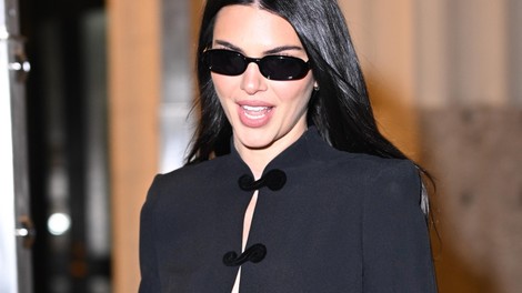 Arhivska obleka iz leta 1993, ki jo je oblekla Kendall Jenner, navdušuje z detajlom, ki je spet v modi
