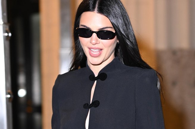 Arhivska obleka iz leta 1993, ki jo je oblekla Kendall Jenner, navdušuje z detajlom, ki je spet v modi