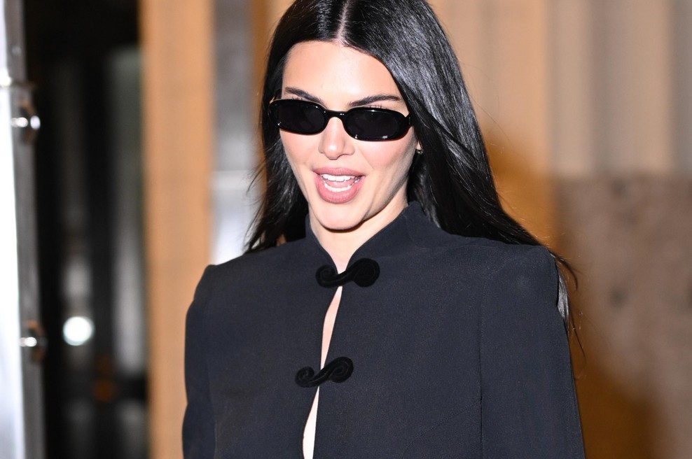 Arhivska obleka iz leta 1993, ki jo je oblekla Kendall Jenner, navdušuje z detajlom, ki je spet v modi (foto: Profimedia)