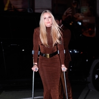 Bergle in visoke pete? Lindsey Vonn kljub poškodbi kolena zablestela na rdeči preprogi