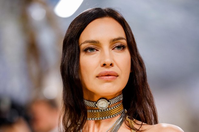 Irina Shayk na Met Gali blestela v drzni kreaciji Alexandra Wanga