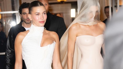 Sandali Hailey Bieber so popolni za poletje, v Mangu pa smo našli skoraj identične