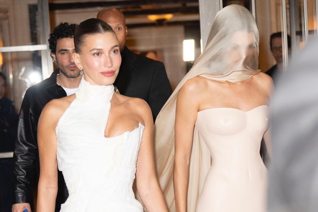 Sandali Hailey Bieber so popolni za poletje, v Mangu pa smo našli skoraj identične