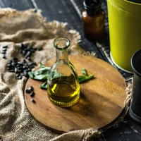 Test oljčnih olj razkril neprijetno resnico: v nekaterih našli pesticide, nekatera pa ne bi smela nositi niti oznake “ekstra deviško”
