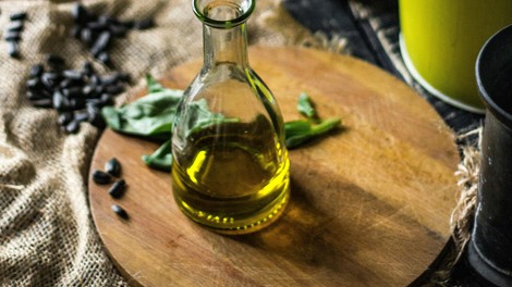 Test oljčnih olj razkril neprijetno resnico: v nekaterih našli pesticide, nekatera pa ne bi smela nositi niti oznake “ekstra deviško”