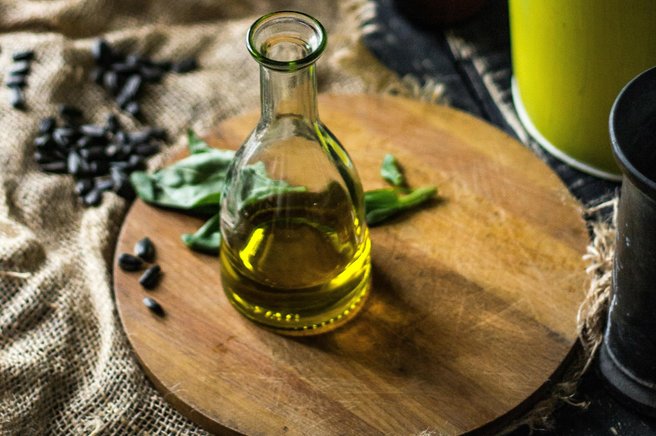 Test oljčnih olj razkril neprijetno resnico: v nekaterih našli pesticide, nekatera pa ne bi smela nositi niti oznake “ekstra deviško”