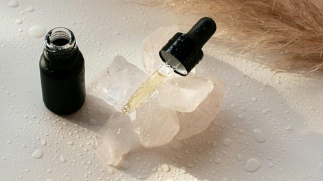 Je argirelin res "botoks v steklenički"? Vse o sestavini, ki bo zaznamovala leto 2026
