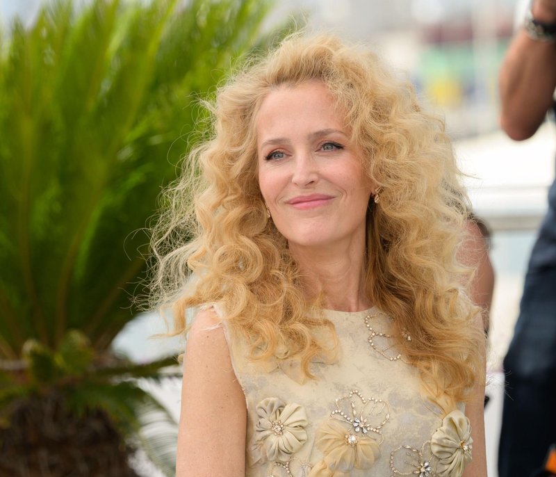Gillian Anderson v Cannesu žanje pohvale z novo pričesko: to sezono nosimo disco kodre.