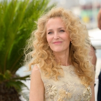 Gillian Anderson v Cannesu žanje pohvale z novo pričesko: to sezono nosimo disco kodre.