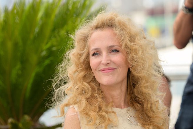 Gillian Anderson v Cannesu žanje pohvale z novo pričesko: to sezono nosimo disco kodre.