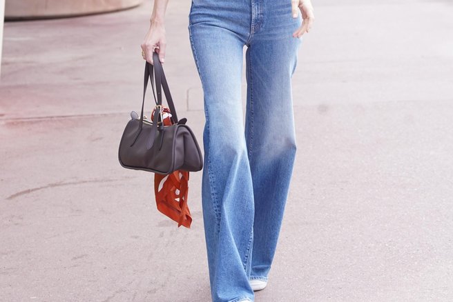 torbica, kavbojke, bela majica, street style