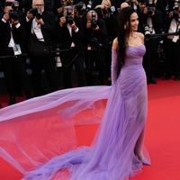 Demi Moore v Cannesu krši stroga modna pravila, a njene modne kombinacije obožujemo!