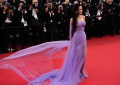 Demi Moore v Cannesu krši stroga modna pravila, a njene modne kombinacije obožujemo!