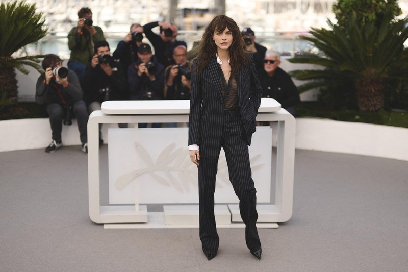 Cara Delevingne v Cannesu skoraj neprepoznavna: navdušila z videzom v slogu 80. let