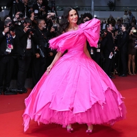 Demi Moore v Cannesu kot 'razpadajoče' darilo: rožnata couture obleka, o kateri govori ves internet