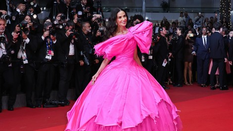 Demi Moore v Cannesu kot 'razpadajoče' darilo: rožnata couture obleka, o kateri govori ves internet