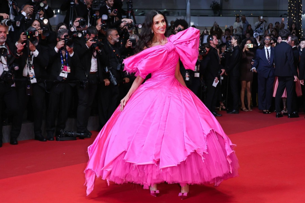 Demi Moore v Cannesu kot 'razpadajoče' darilo: rožnata couture obleka, o kateri govori ves internet (foto: Profimedia)