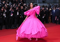 Demi Moore v Cannesu kot 'razpadajoče' darilo: rožnata couture obleka, o kateri govori ves internet