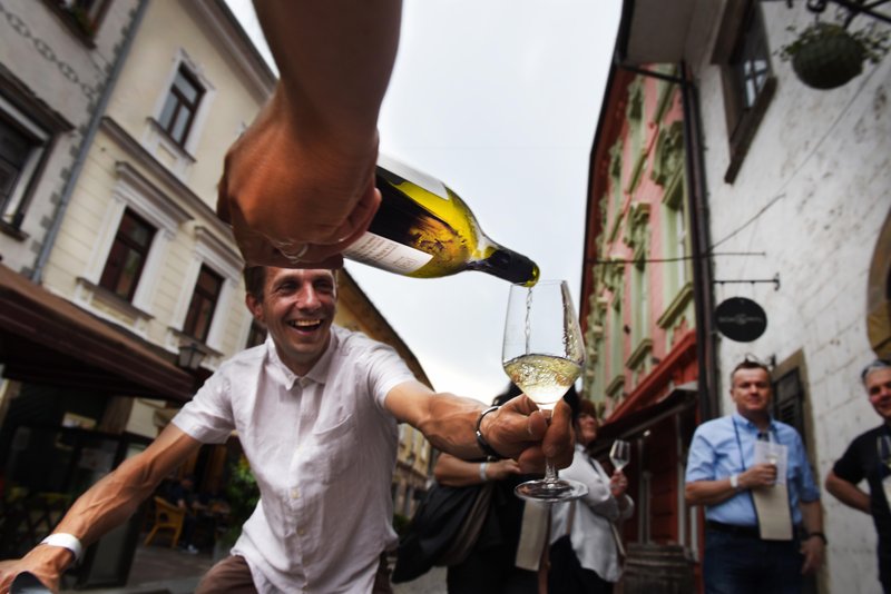 Ljubitelji dobre kapljice in umetnosti, konec maja v Križanke!